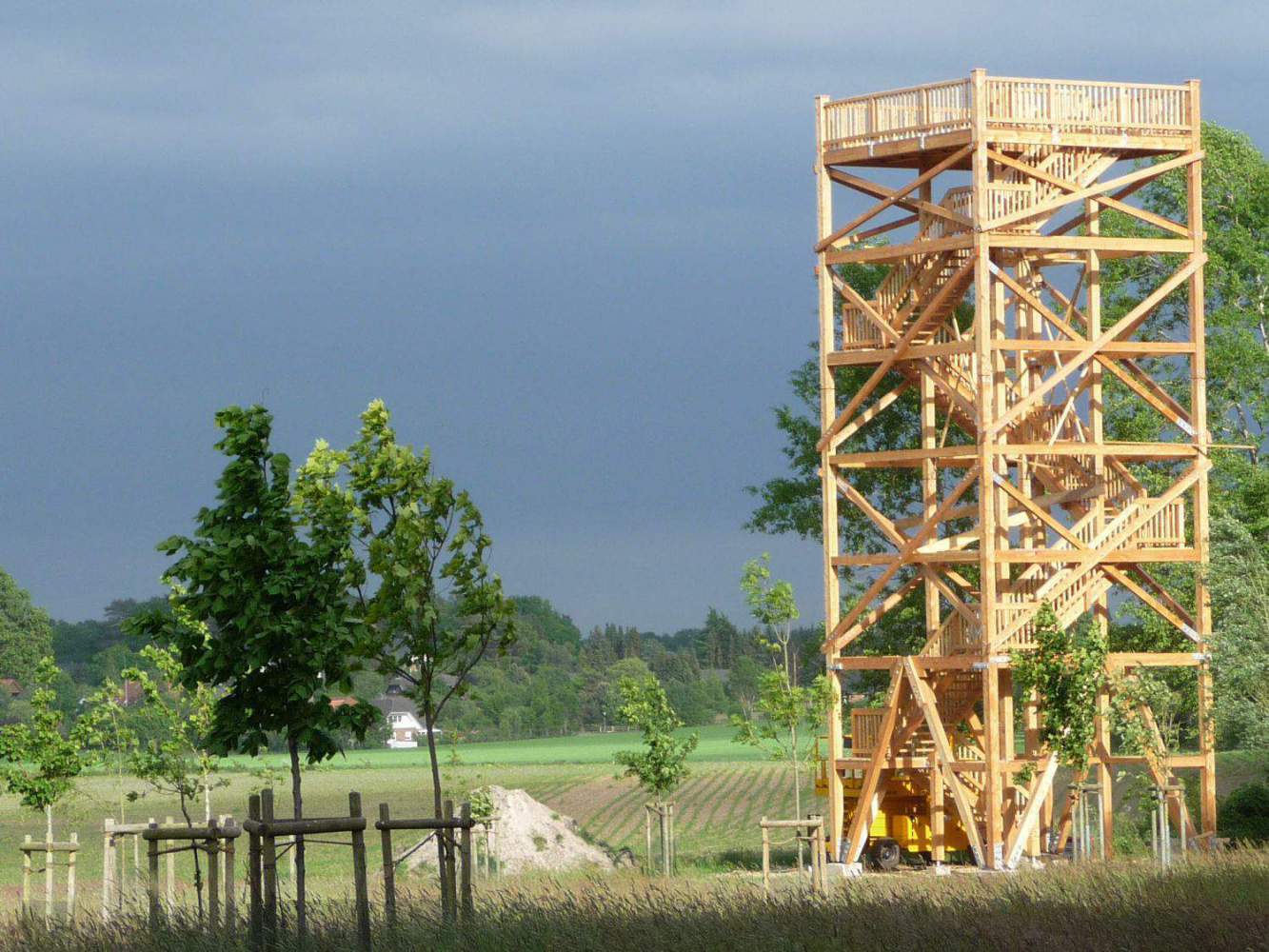 Neubau eine Aussichtsturms aus Holz im Naturpark Winsen